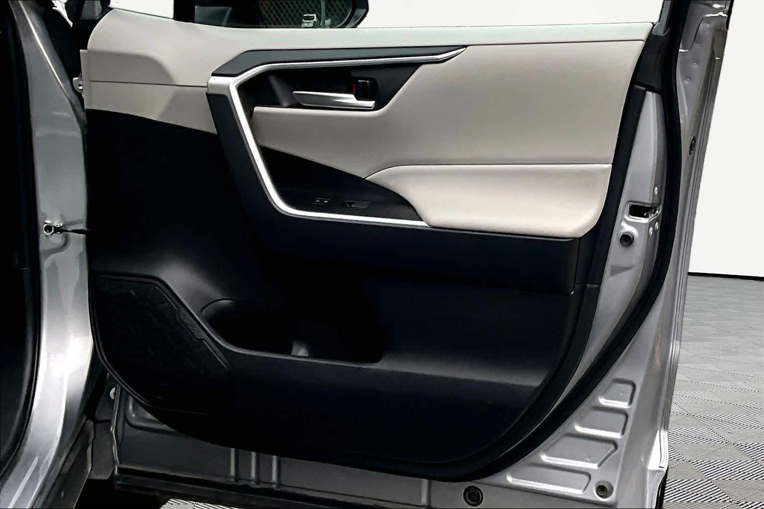 Used 2025 Silver Sky Metallic Toyota XLE image 23