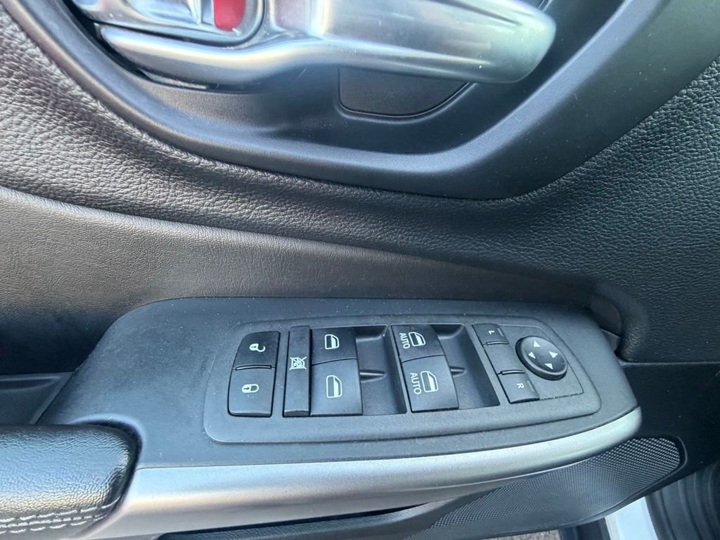 Used 2022 Bright White Clearcoat Jeep Latitude Lux image 21