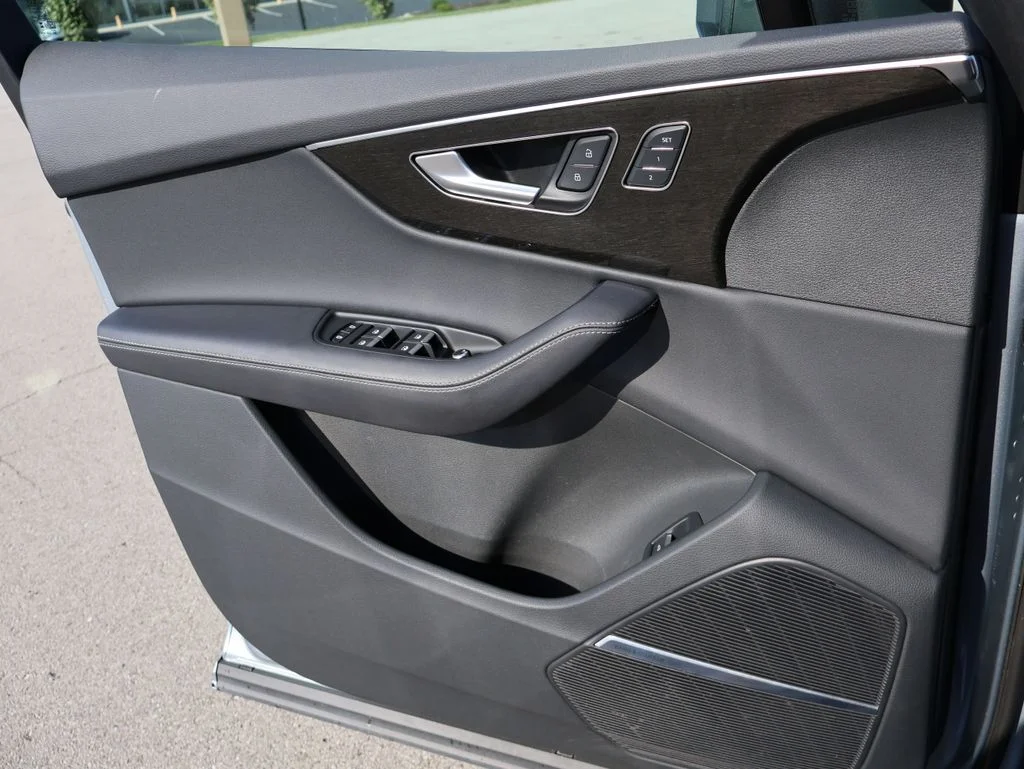 Used 2025  Audi 55 Premium Plus image 37