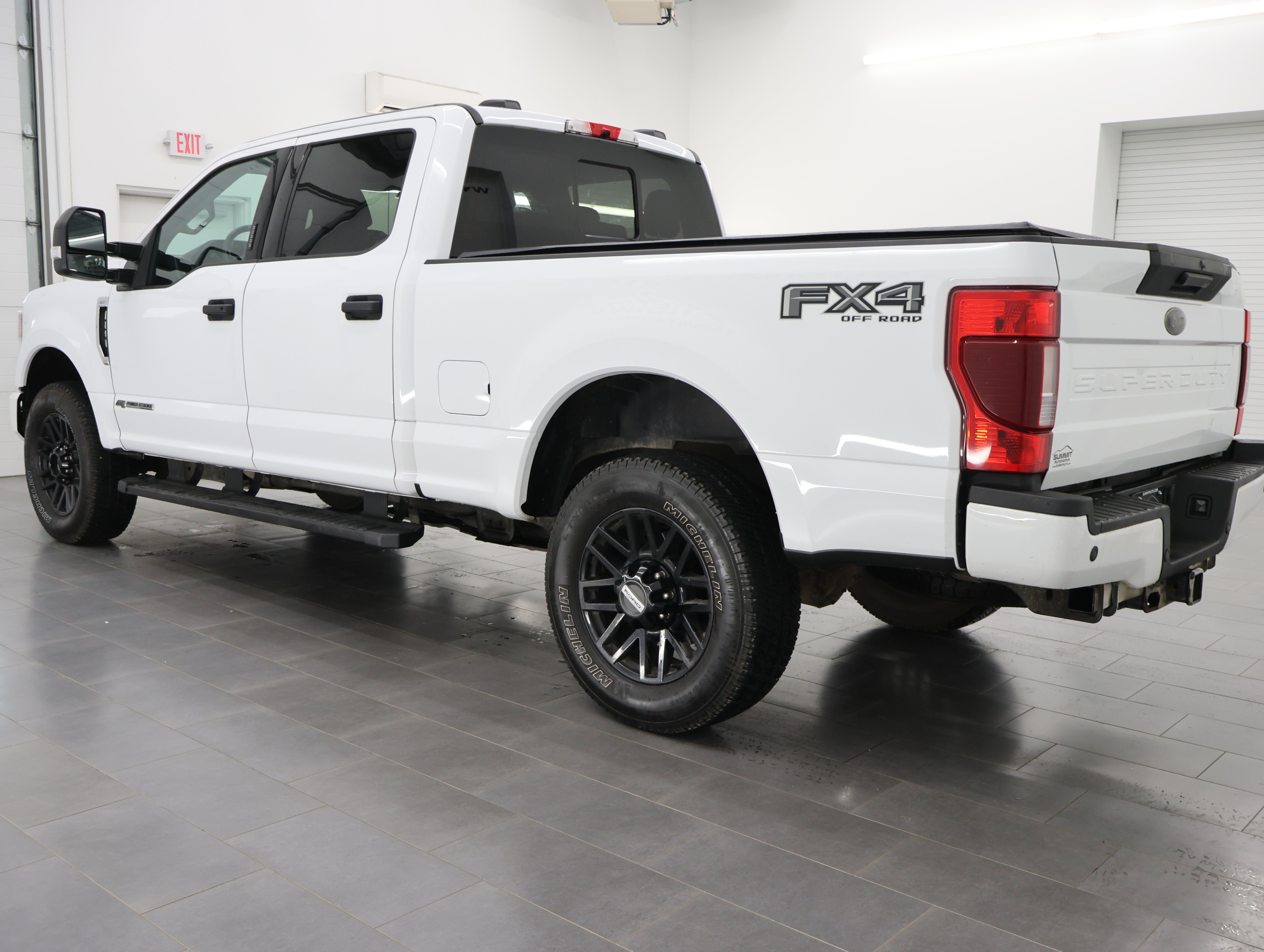 Used 2022 Oxford White Ford 4x4 Crew Cab XLT w/FX4: CREW-SHORT-XLT-6.7L DIESEL-FX4-NAVIGATION-4WD-1 OWNER image 6