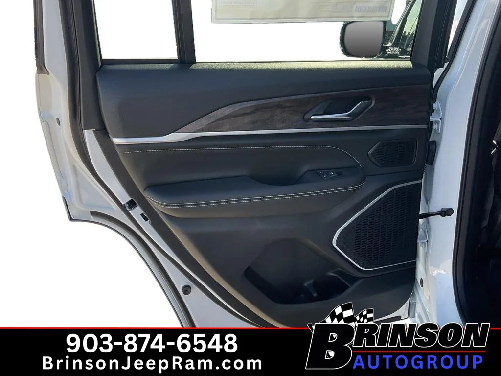New 2027 Bright White Clear-Coat Paint Jeep Limited Reserve image 6