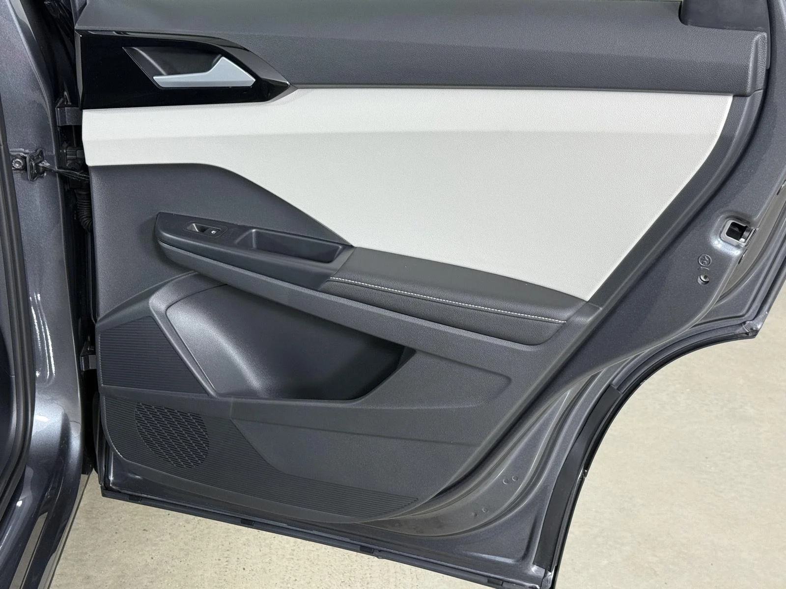 New 2027 Platinum Gray Metallic Volkswagen S image 17