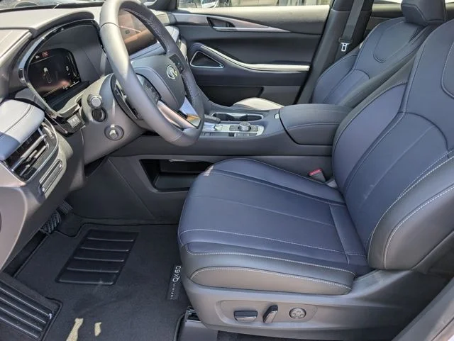 New 2027 2T RAD WHT INFINITI SPORT image 21