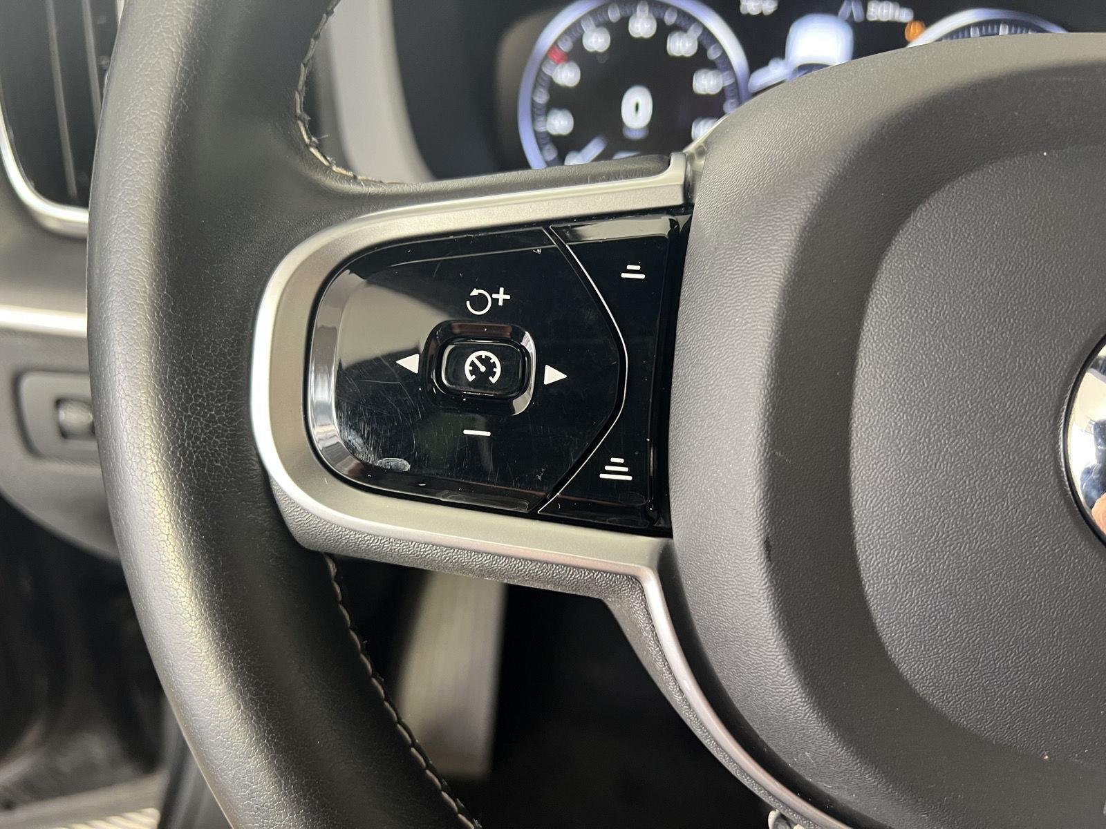 Used 2020 Onyx Black Metallic Volvo Momentum image 12