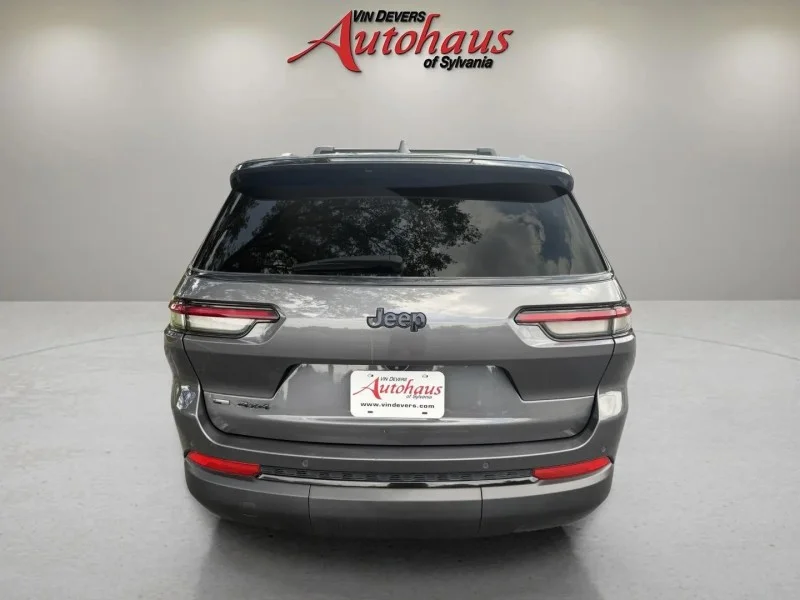 Used 2022  Jeep Laredo image 6