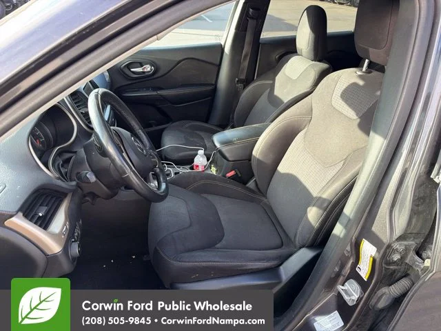 Used 2015 Gray Jeep Latitude image 13
