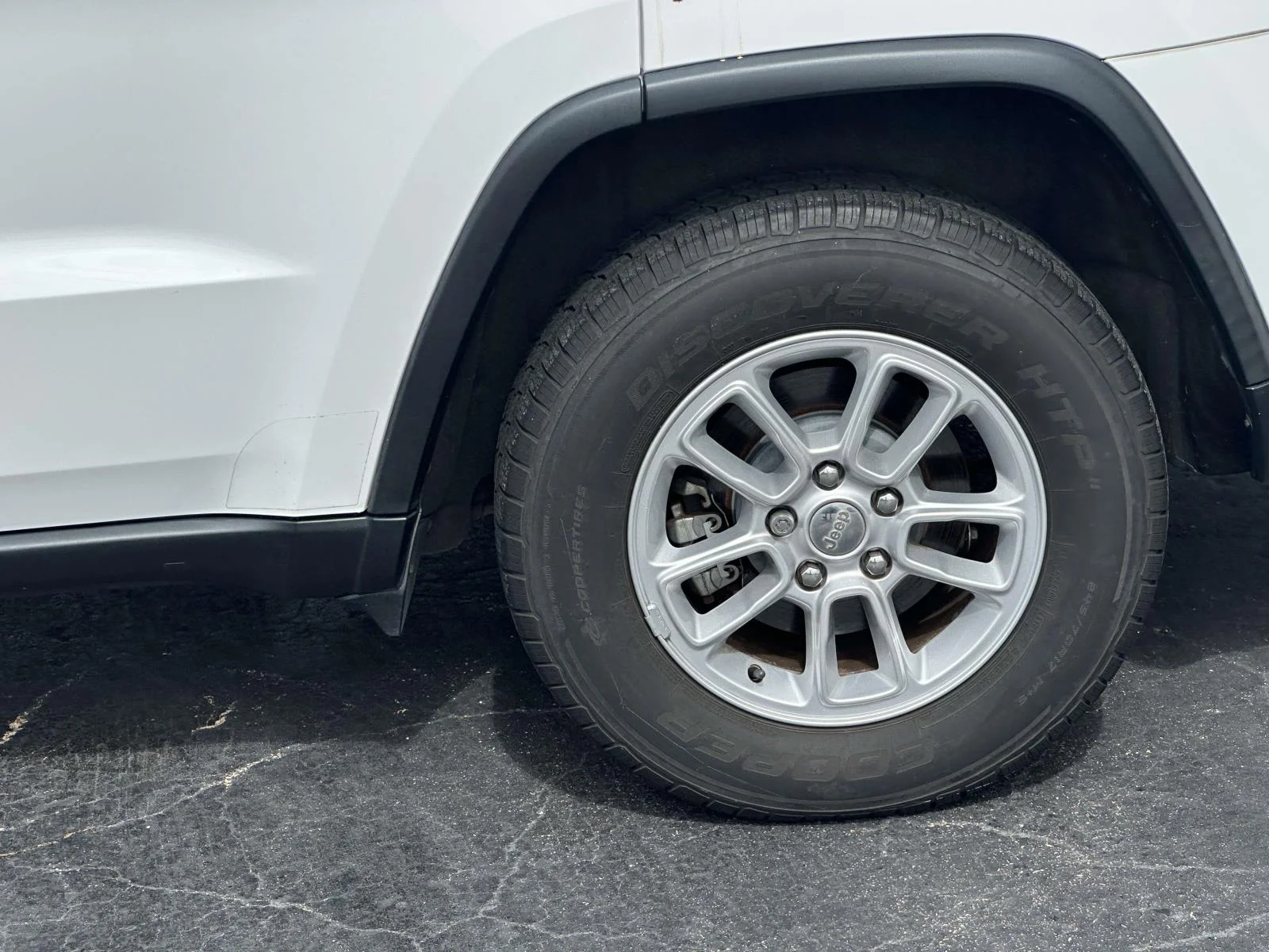 Used 2018 Bright White Clearcoat Jeep Laredo image 10