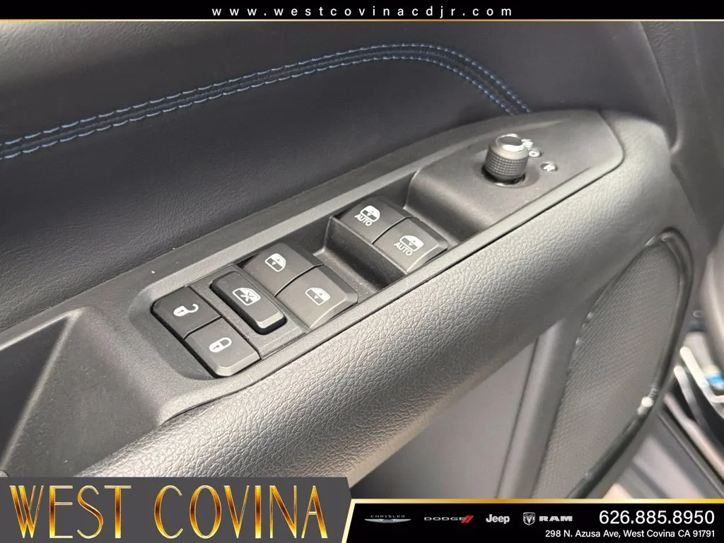 New 2026 Diamond Black Crystal Pearl-Coat Exterior Paint Jeep Latitude image 17