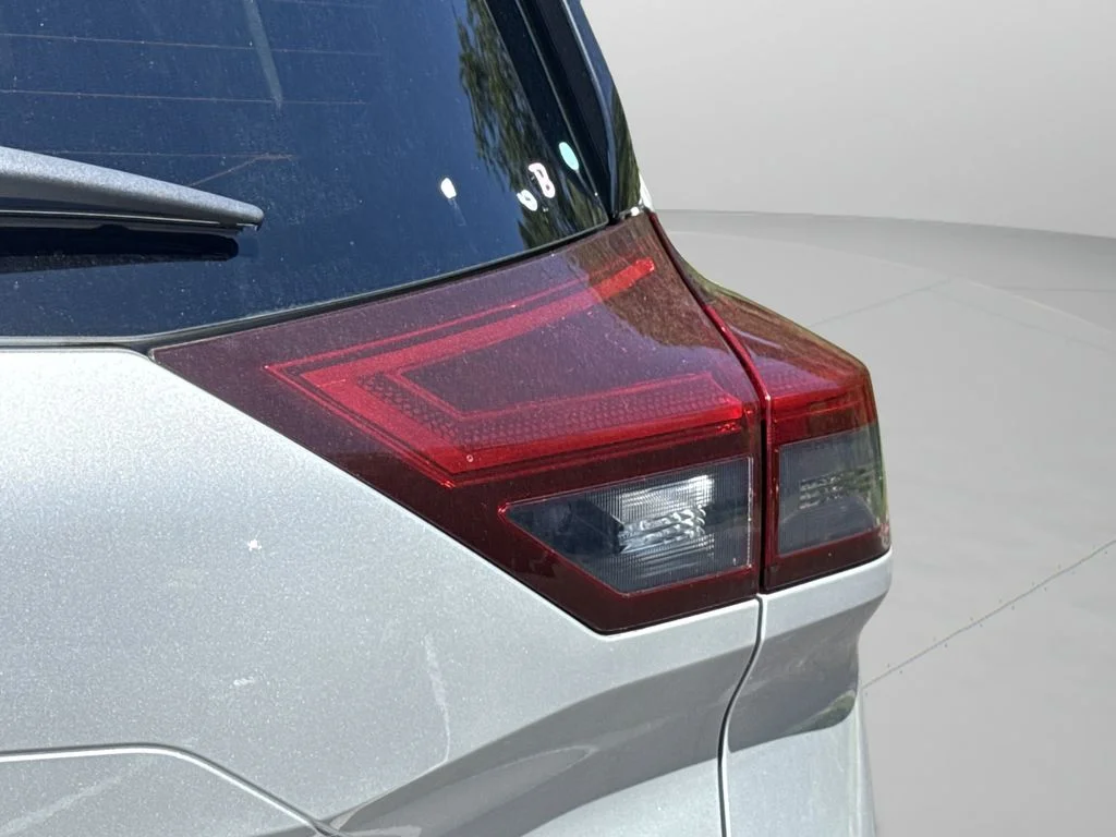 Used 2021 Silver Nissan Platinum image 19