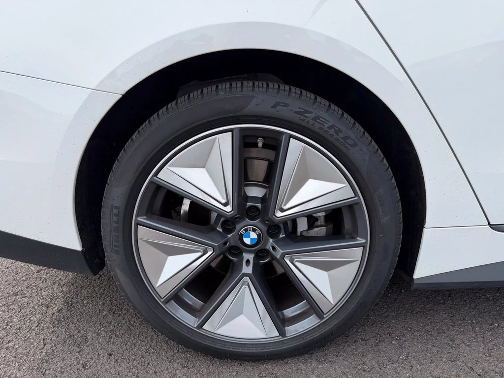 Used 2025 Alpine White BMW xDrive40 image 9