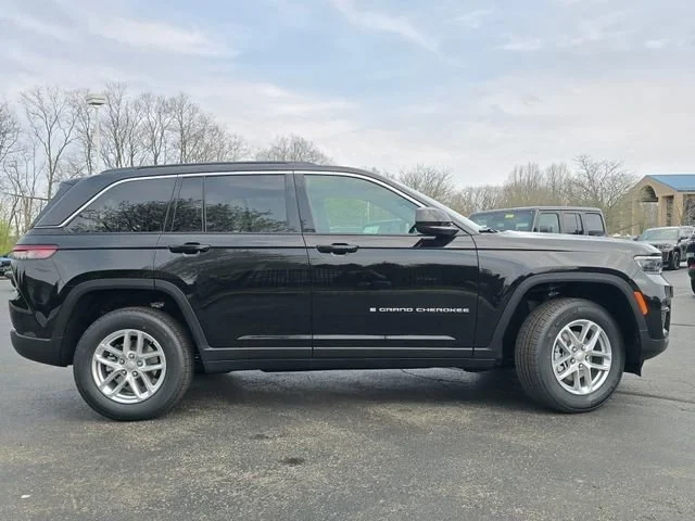 New 2026 Diamond Black Crystal Pearlcoat Jeep Laredo X image 31