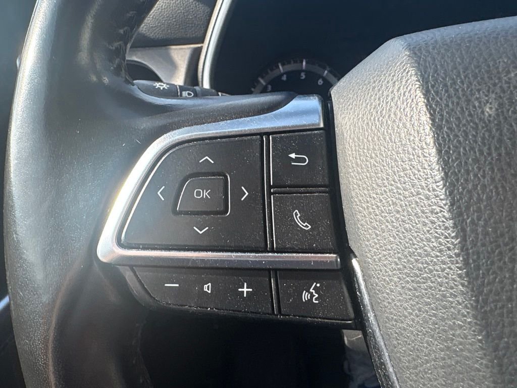 Used 2020 Pearl Toyota XLE image 11