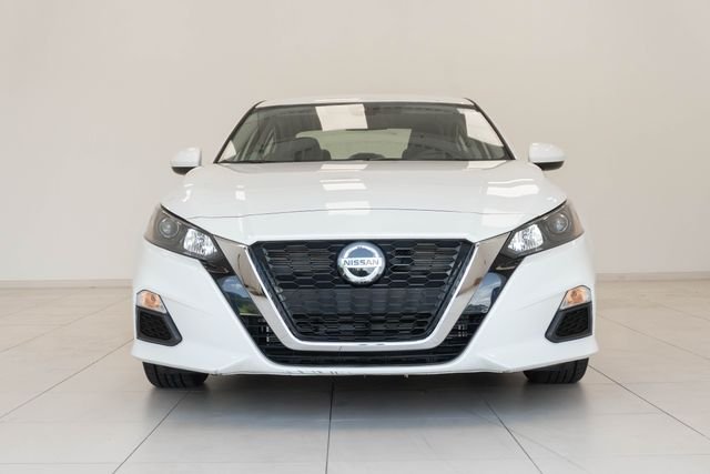 Used 2022 White Nissan 2.5 S image 5