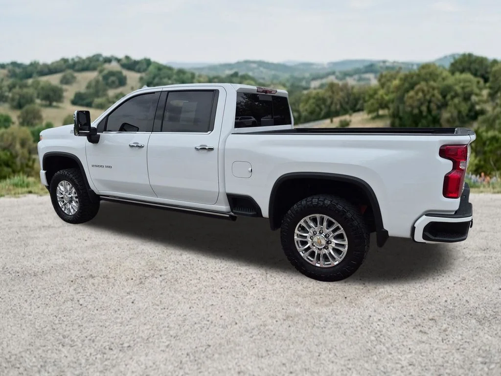 Used 2022 White Chevrolet High Country image 7
