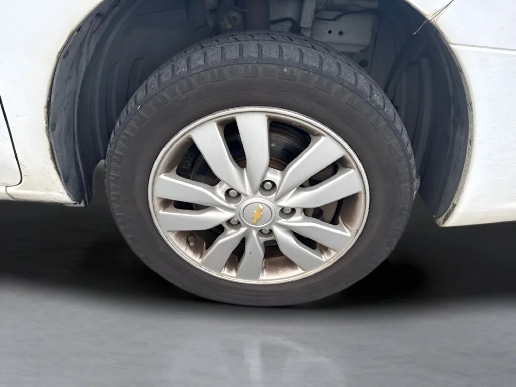 Used 2015 DESIGNER WHITE Chevrolet LT image 9