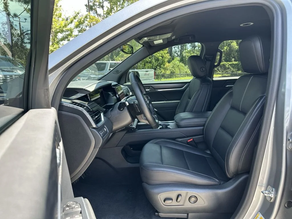 Certified Used 2024 Sterling Metallic GMC FWD Elevation image 19
