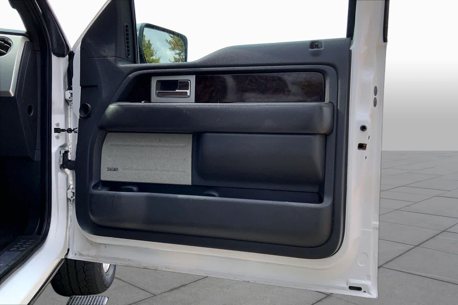 Used 2013 White Platinum Metallic Tri-Coat Ford Platinum image 22