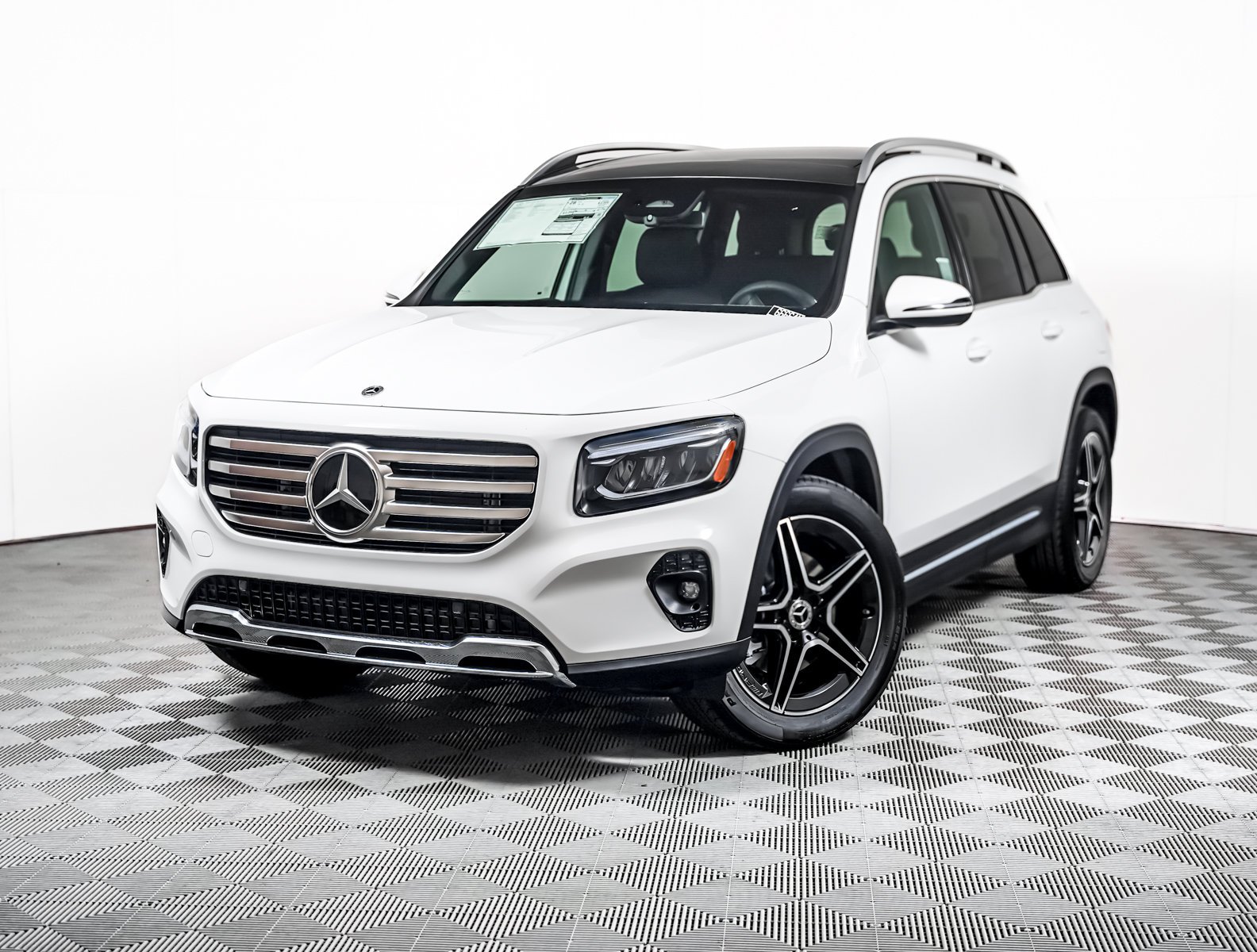 New 2026 Polar White Mercedes-Benz GLB 250 image 1
