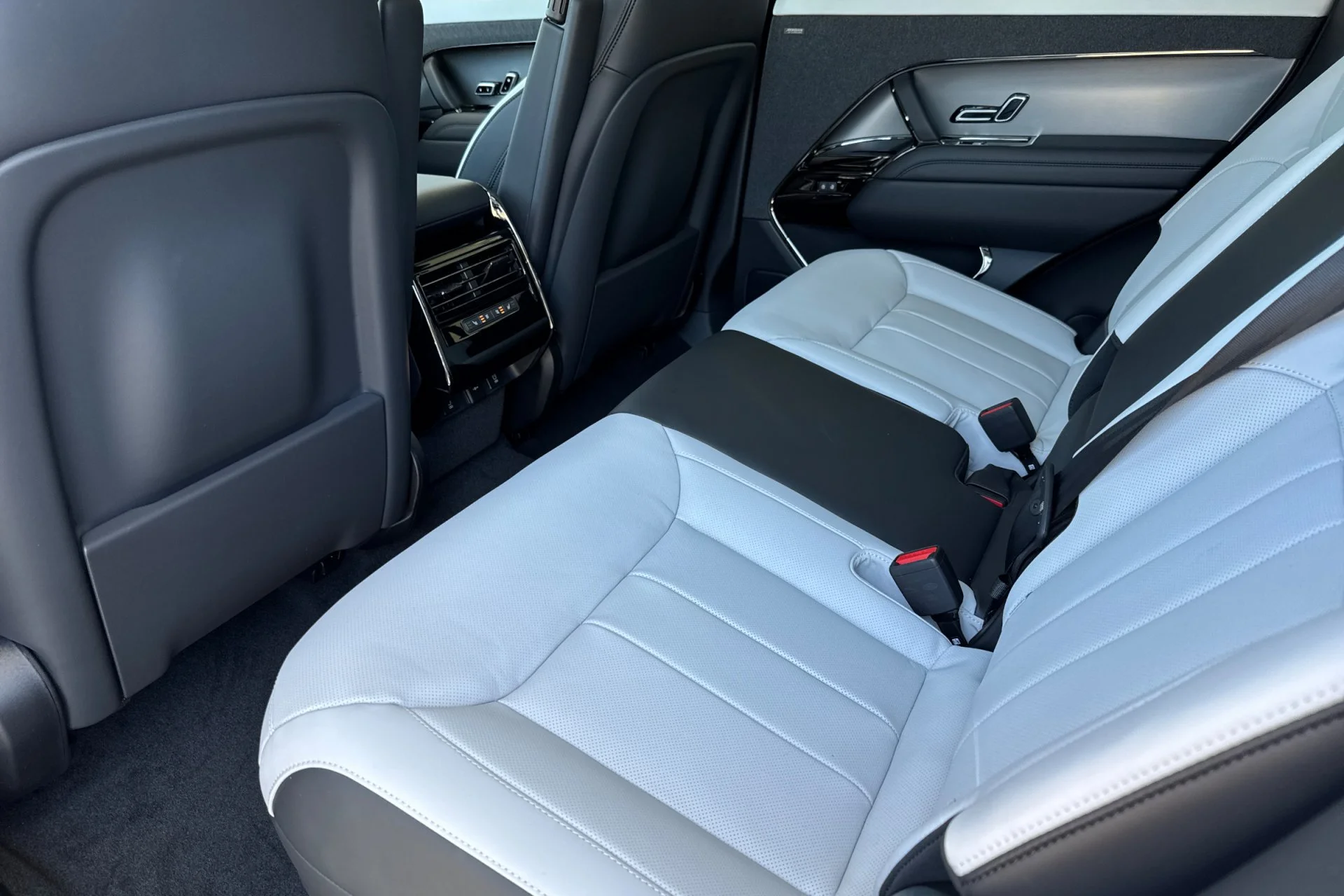 New 2026 Charente Grey Land Rover Dynamic SE image 4