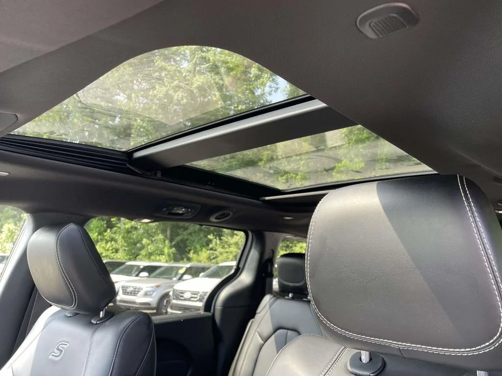 Used 2023 White Chrysler Touring S image 19