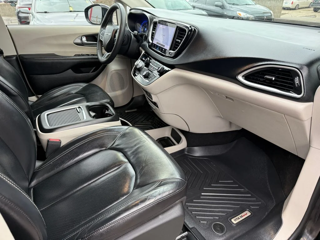 Used 2022 Black Chrysler Touring L image 3