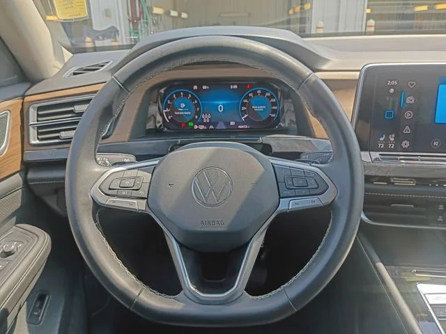 Used 2025 Gray Volkswagen 2.0T SE w/Technology image 14