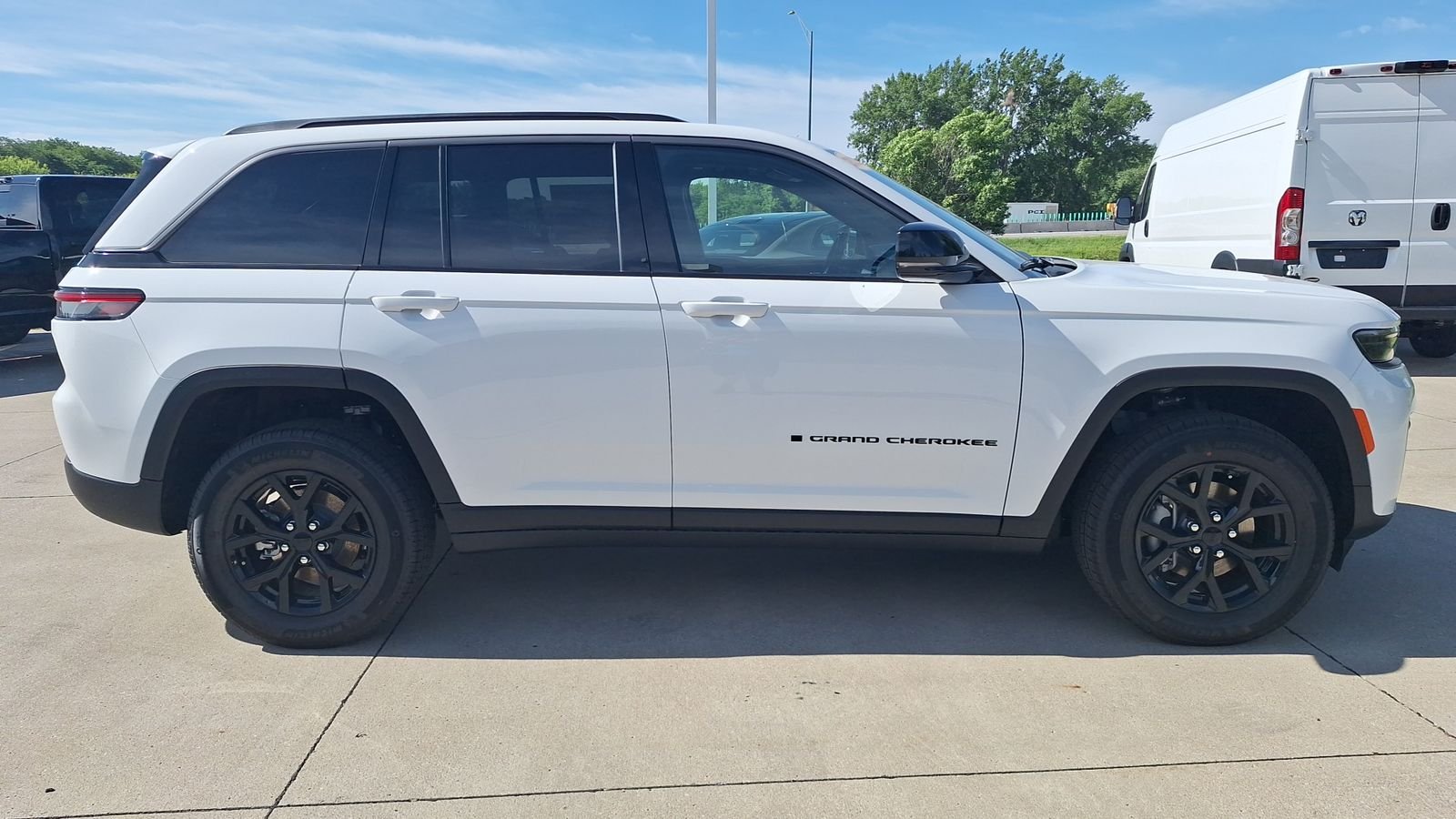 New 2026 Bright White Clear-Coat Exterior Paint Jeep Altitude image 3