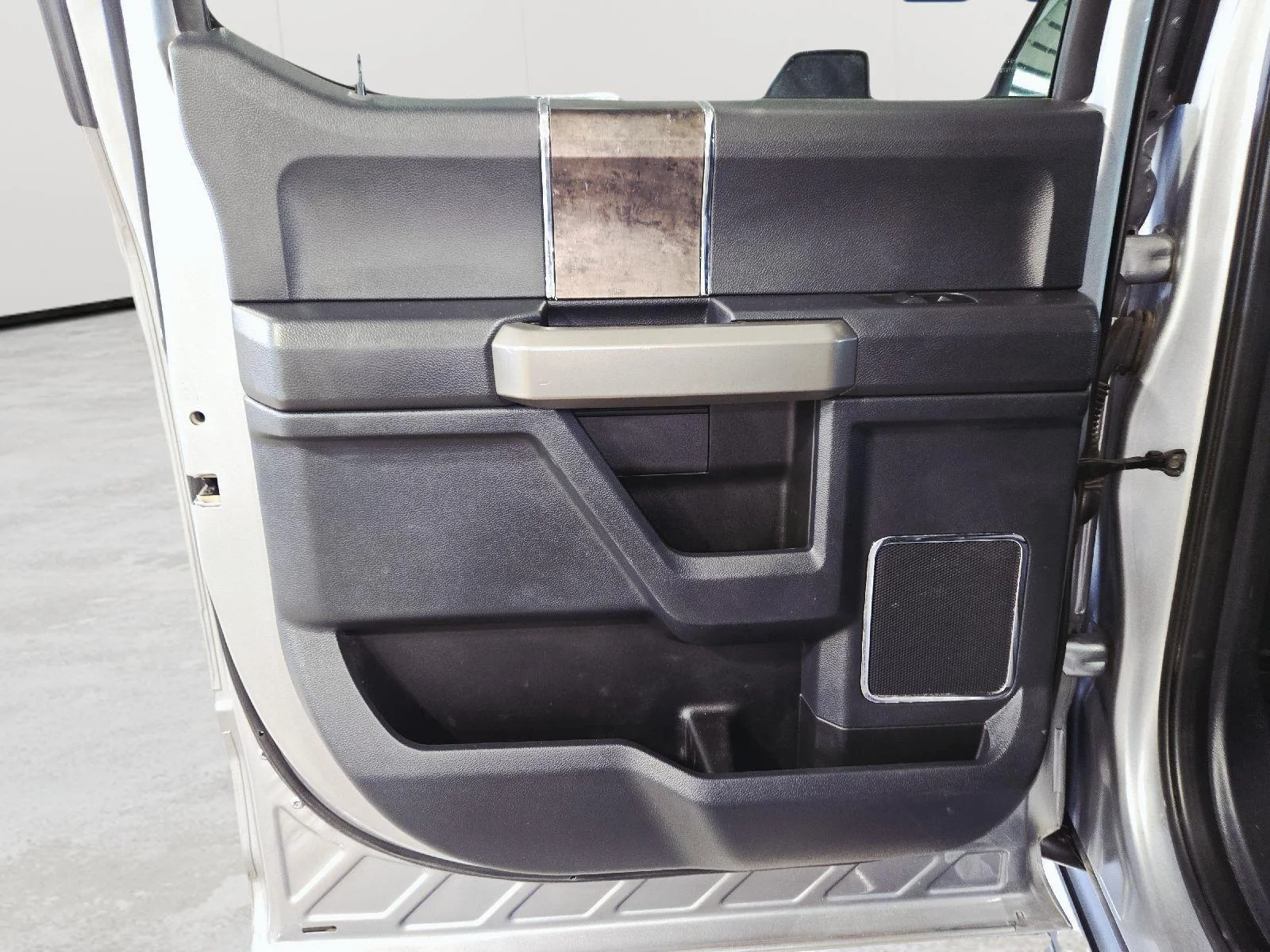 Used 2022 Iconic Silver/Carbonized Gray Ford Lariat image 44
