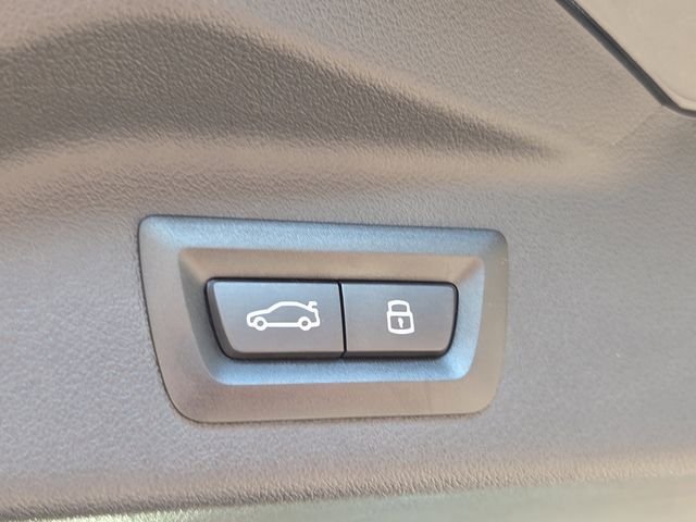 Used 2026 Black BMW xDrive40i image 18