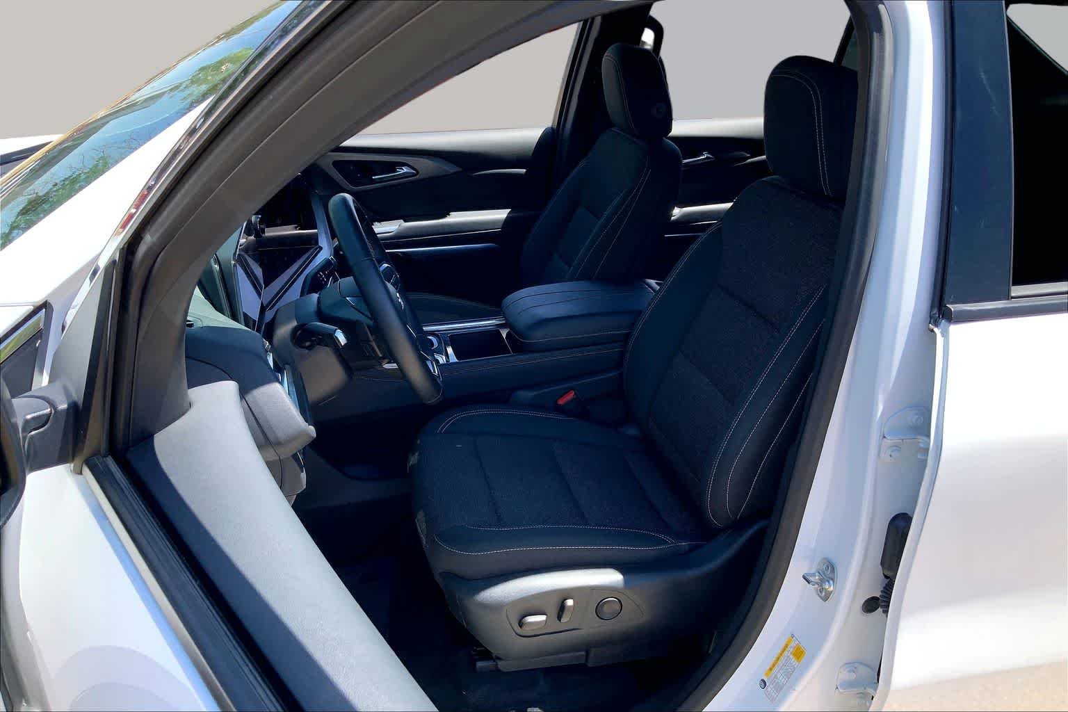 Used 2025 Summit White Chevrolet FWD LT image 8
