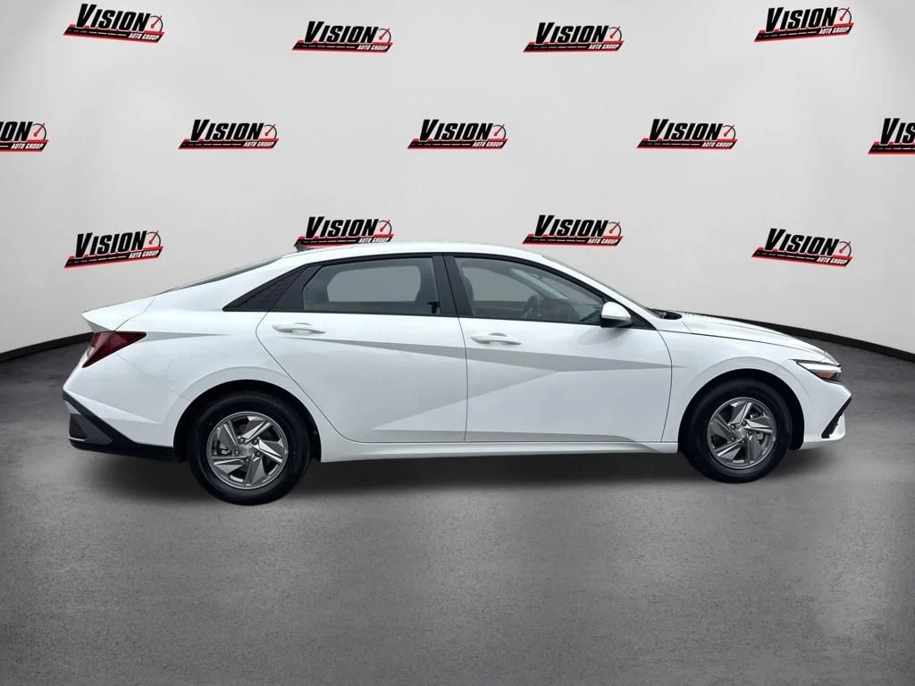 New 2026 White Hyundai SE image 4
