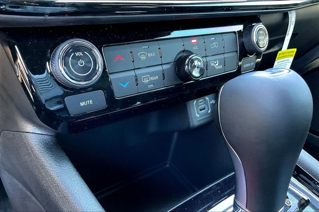 New 2026 Fathom Blue Pearl-Coat Exterior Paint Jeep Latitude image 17