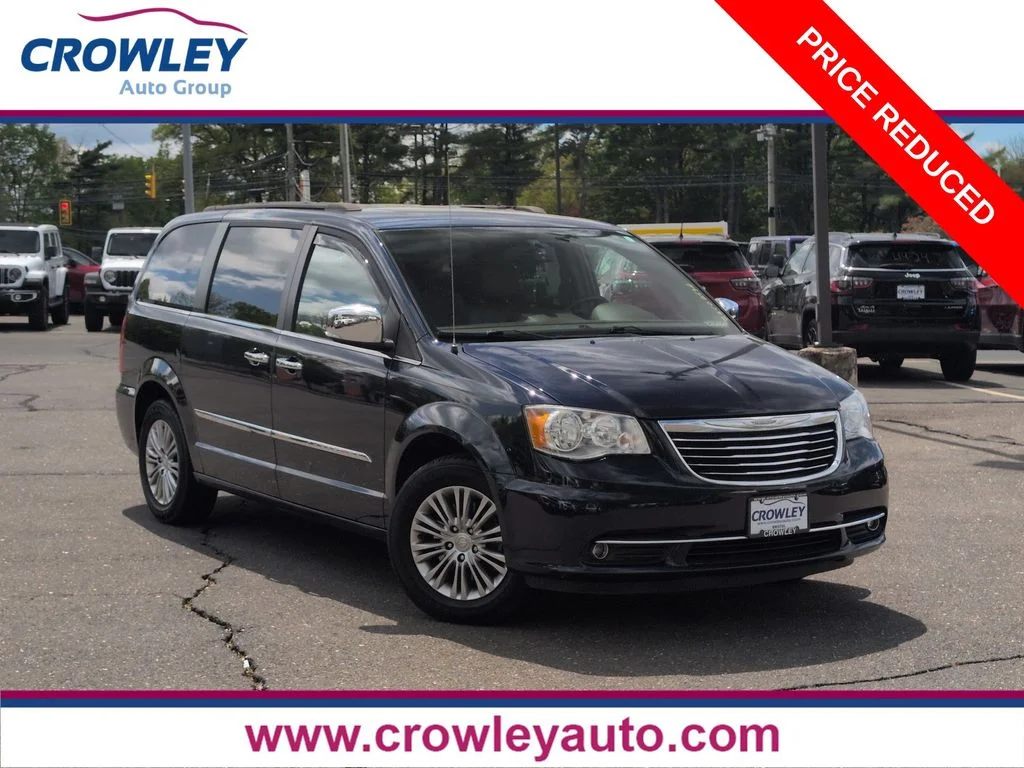 2016 Chrysler Town & Country Anniversary Edition's photo