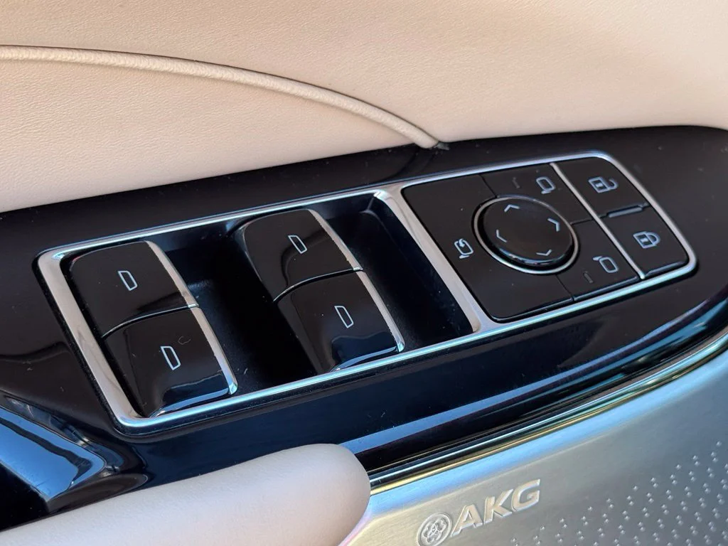 Used 2026  Cadillac Signature Luxury image 19