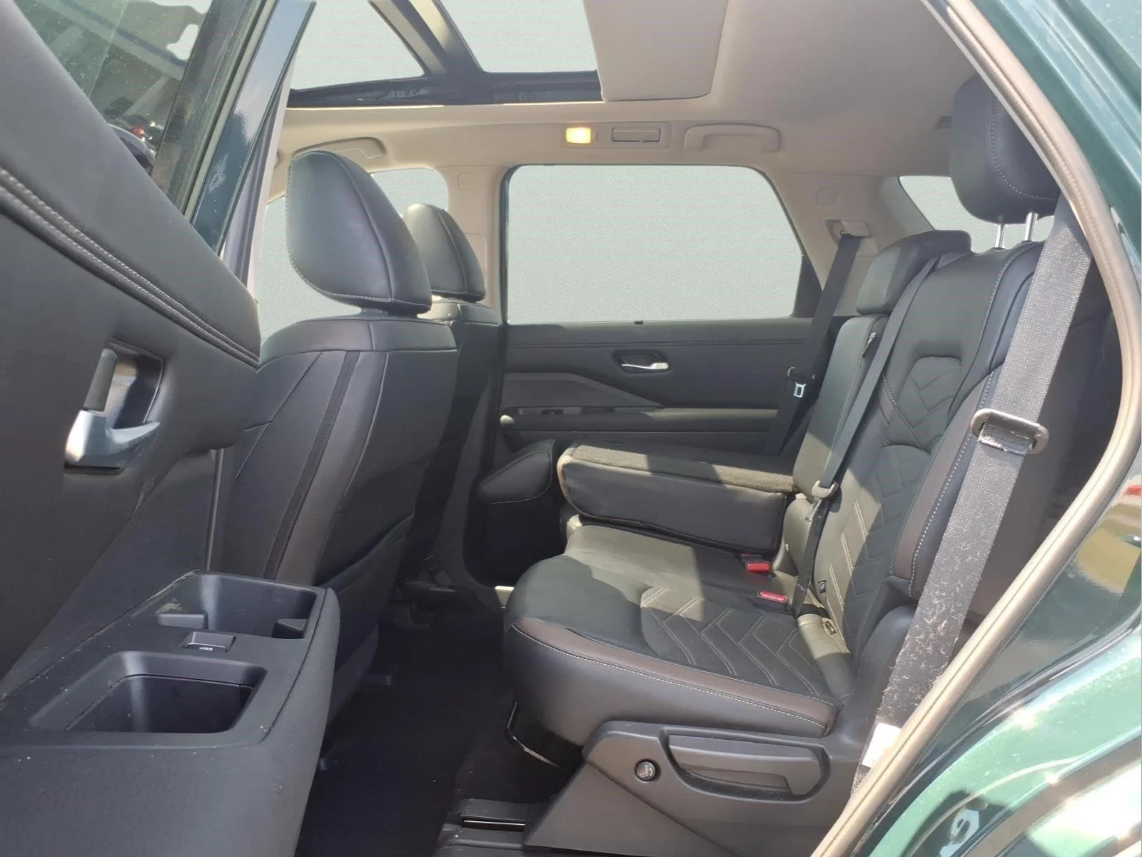 Used 2025 Obsidian Green Pearl Nissan Platinum image 8