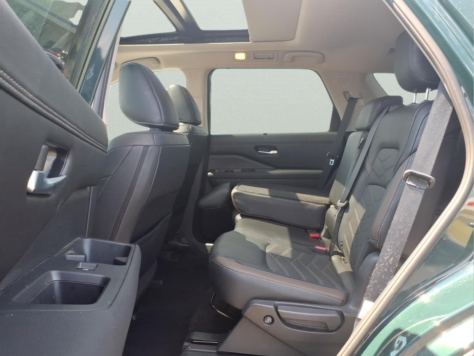 Used 2025 Obsidian Green Pearl Nissan Platinum image 8
