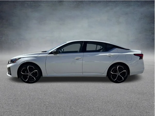 Used 2025 White Nissan 2.5 SR image 16