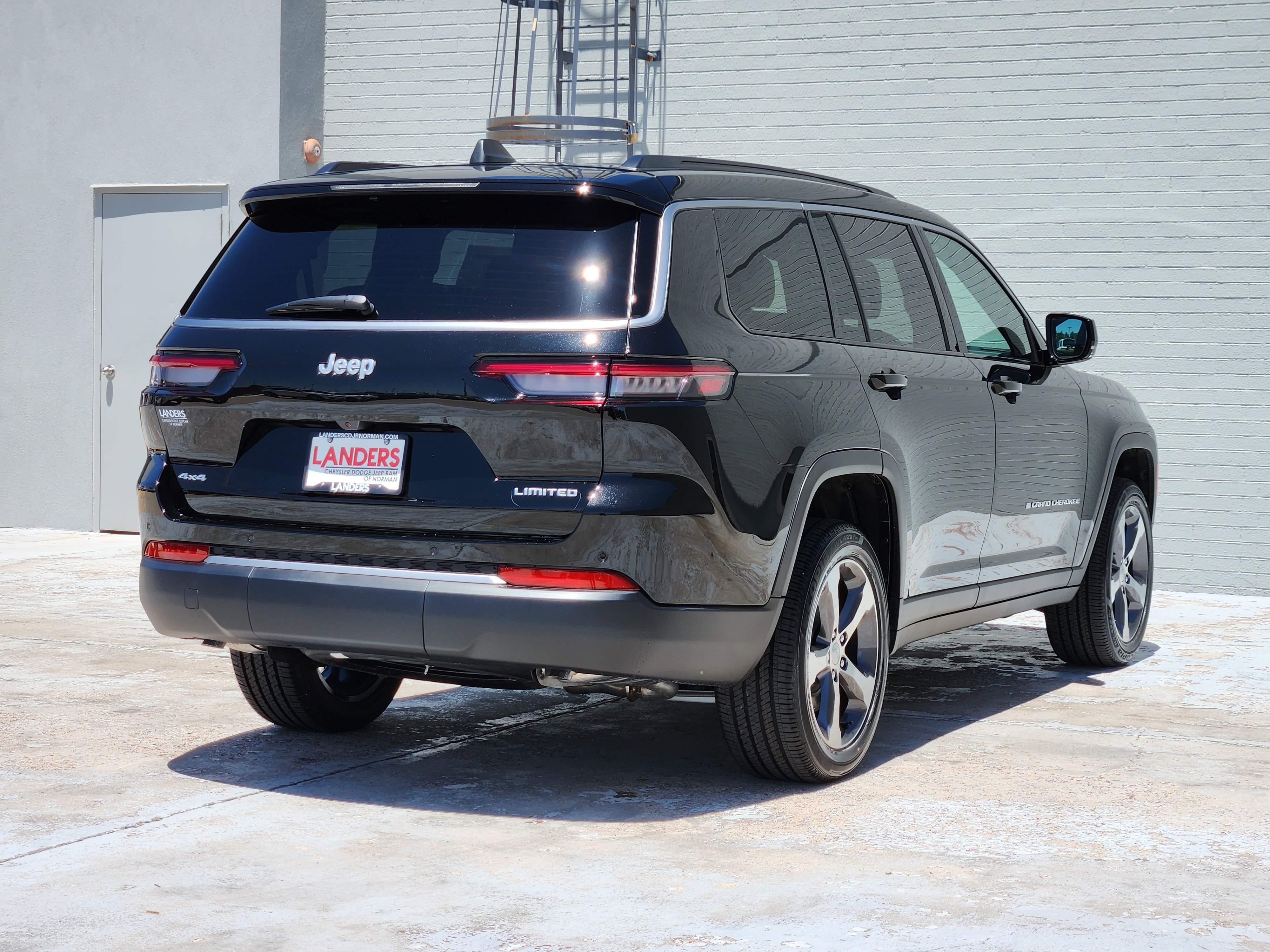 New 2026 Diamond Black Crystal Pearlcoat Jeep Limited image 4