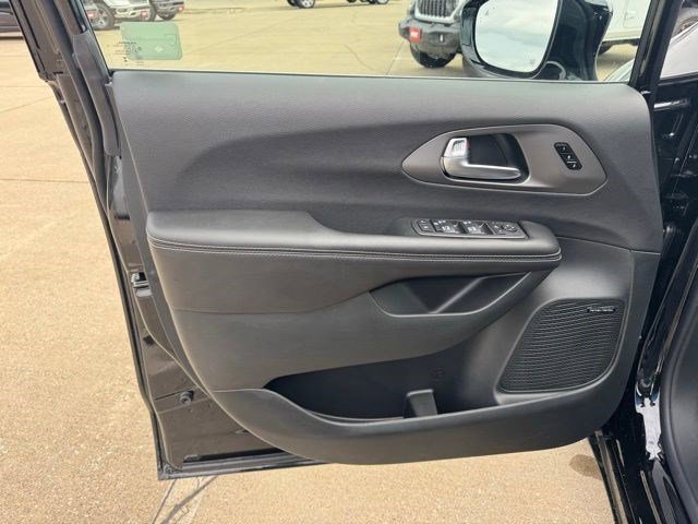 New 2027 Diamond Black Crystal Pearl-Coat Exterior Paint Chrysler Limited image 7