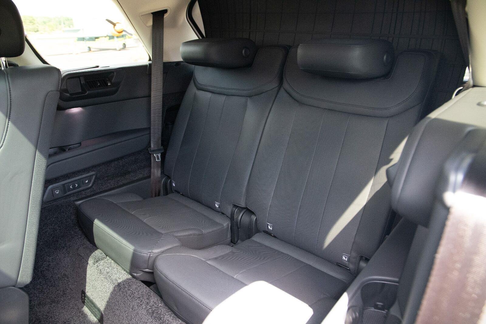 Used 2024 GREEN Land Rover SE image 12
