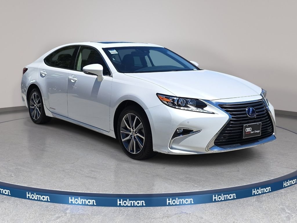 Used 2016 White Lexus 300h image 4