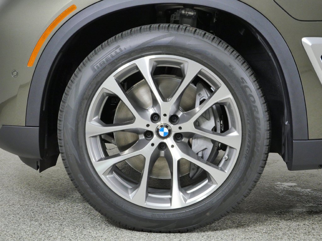 New 2026 Manhattan Green Metallic BMW xDrive50e image 16