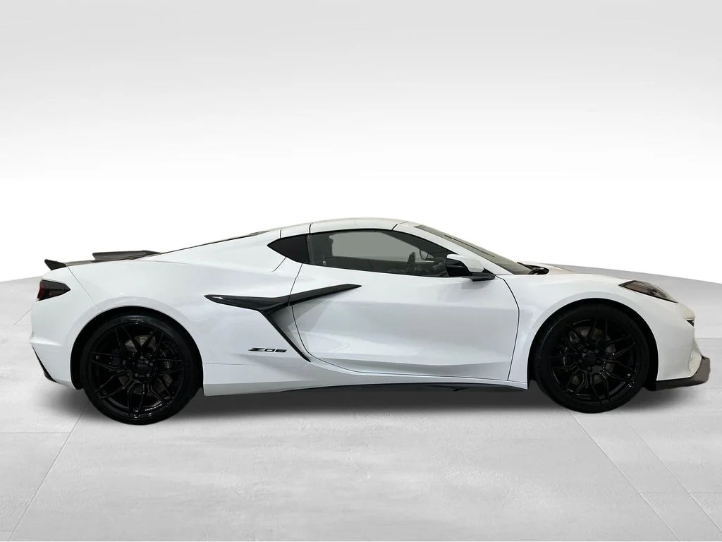 Used 2025 White Chevrolet Z06 image 6