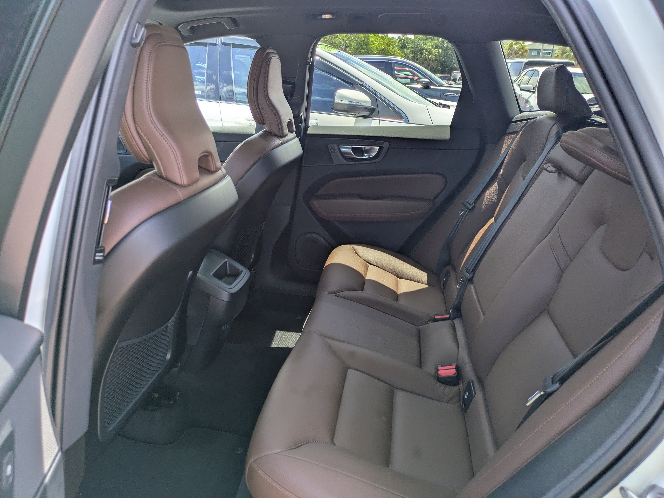 Used 2024 Crystal White Metallic Volvo Plus Dark Theme image 11
