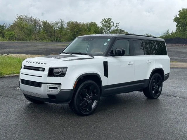 2023 Land Rover Defender SE's photo