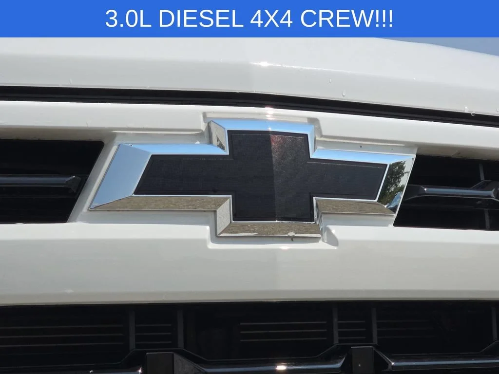 Used 2025 Summit White Chevrolet RST image 32
