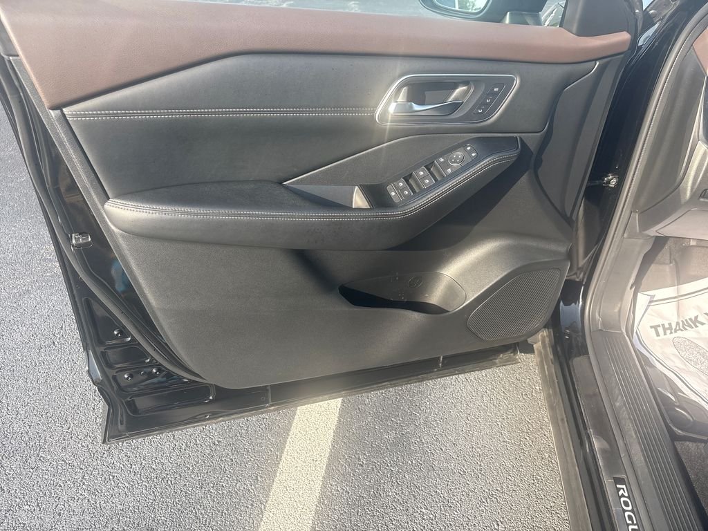 Used 2023 Black Nissan Platinum image 11