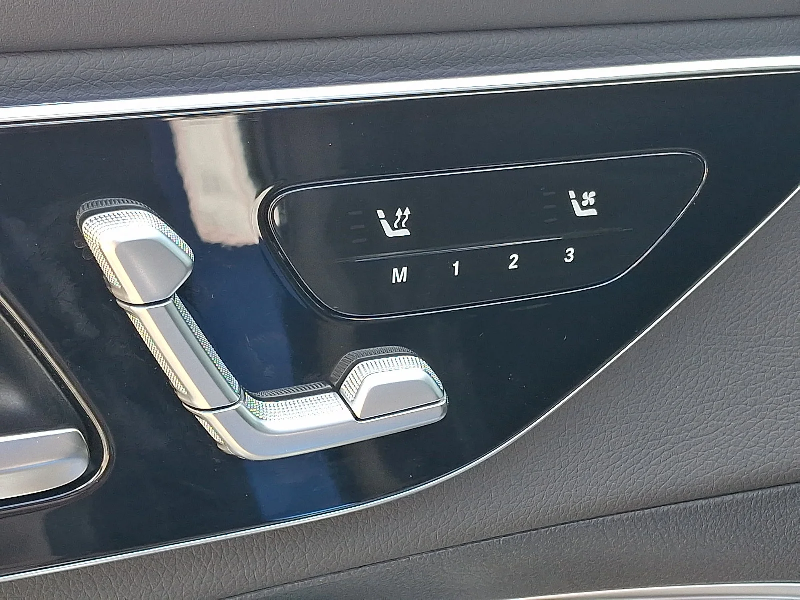 Used 2025  Mercedes-Benz GLC 300 Coupe image 26