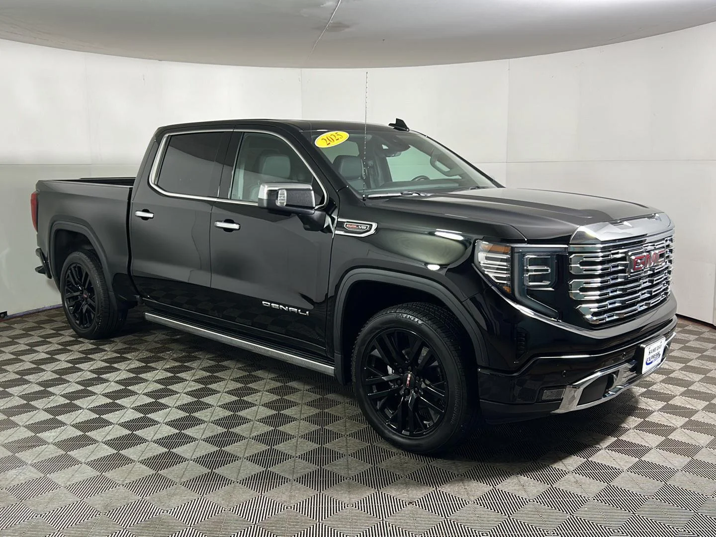 Used 2025 Onyx Black GMC Denali image 5