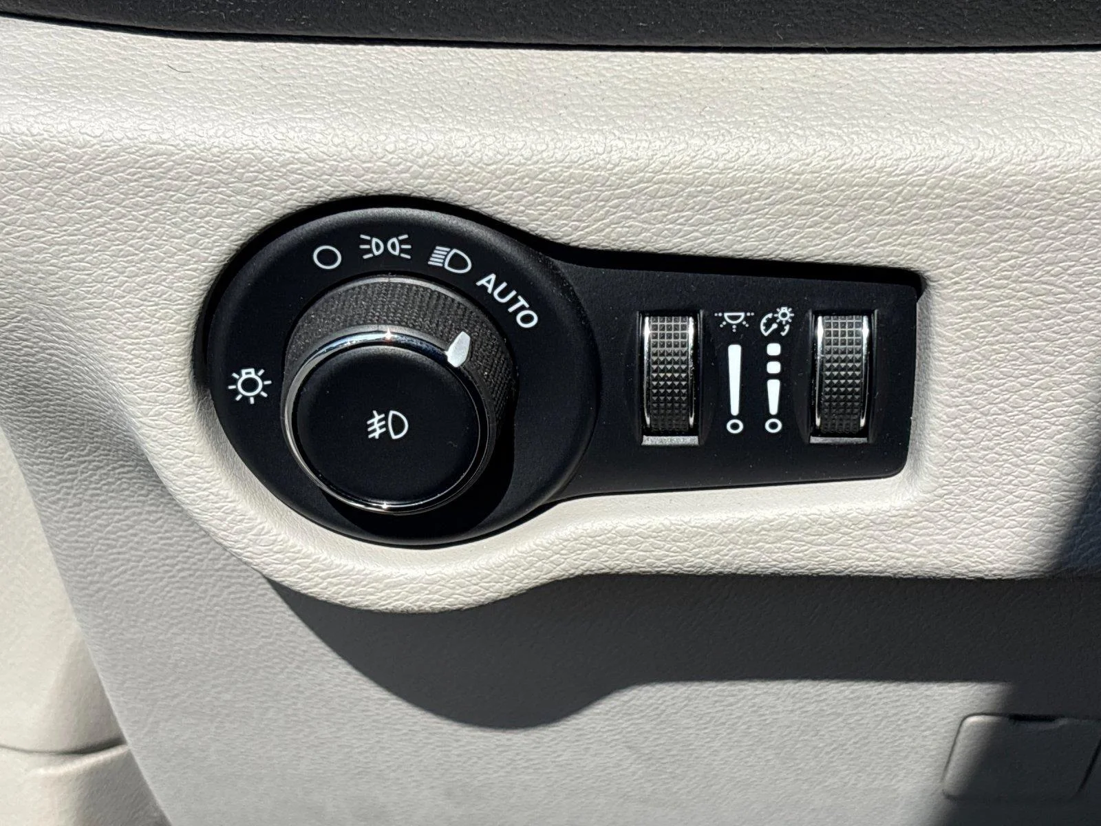 Used 2023  Chrysler Limited image 16